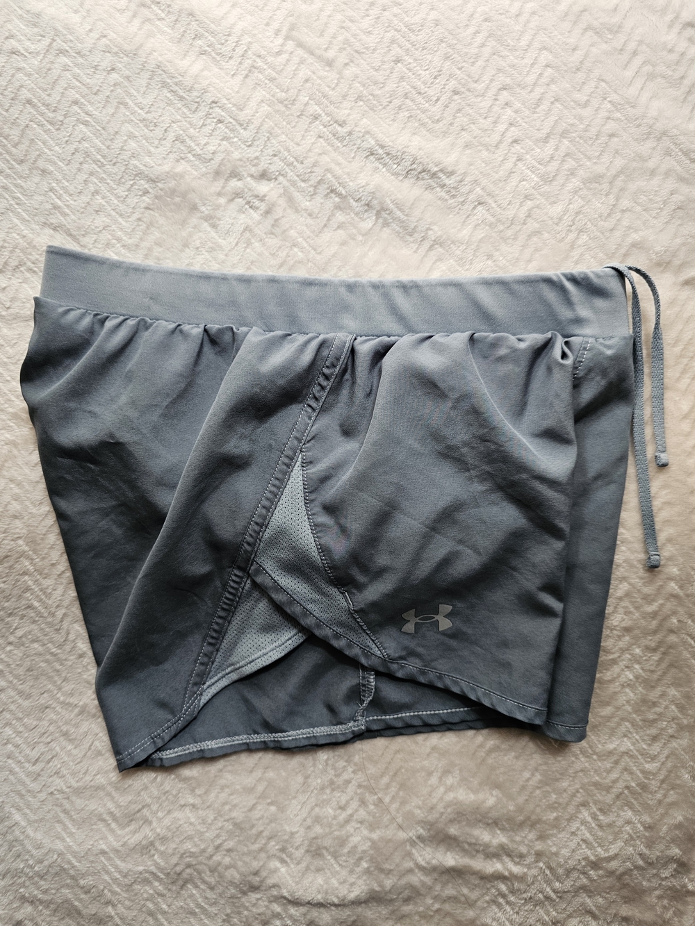 Under Armour Women's Light Grey Athletic Active Shorts W/ Liner & Pocket
